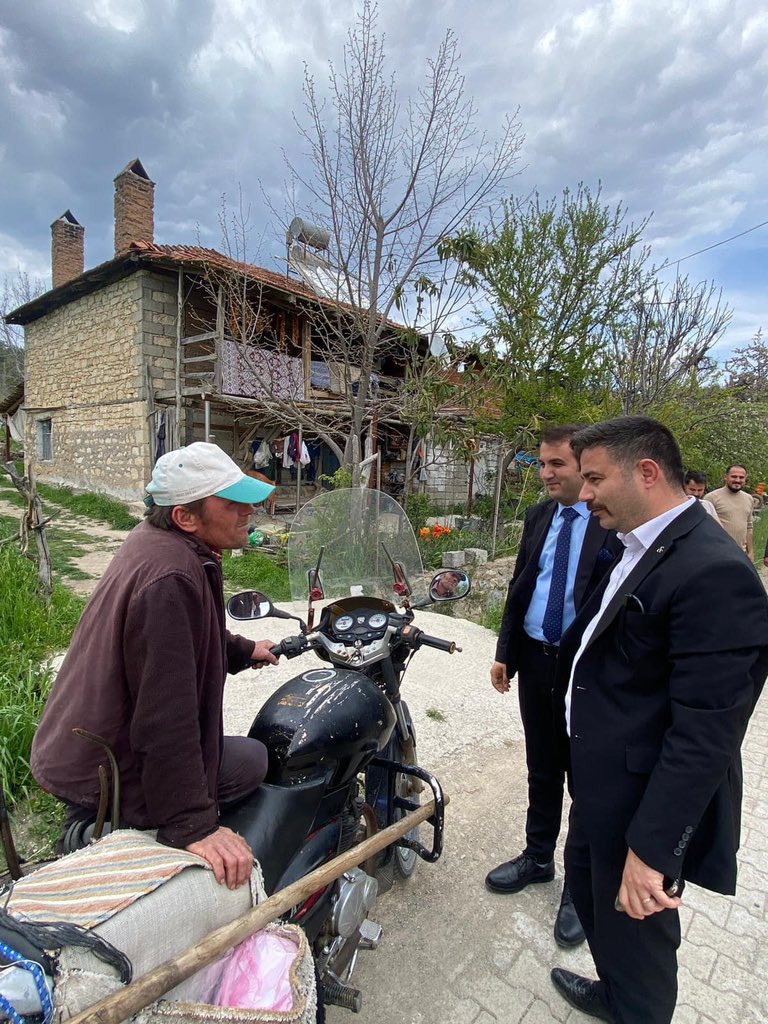 aliakguntr's tweet photo. 📍Boğazdere

28. Dönem Milletvekili Adayımız Hüseyin YÜKLET ve yönetim kurulu üyelerimizle birlikte Boğazdere Mahallemizdeyiz. 

Devlet ve Milletiyle Herşeyden Önce TÜRKİYE 
#MHP
#ACIPAYAM https://t.co/SwcIlv6JmA