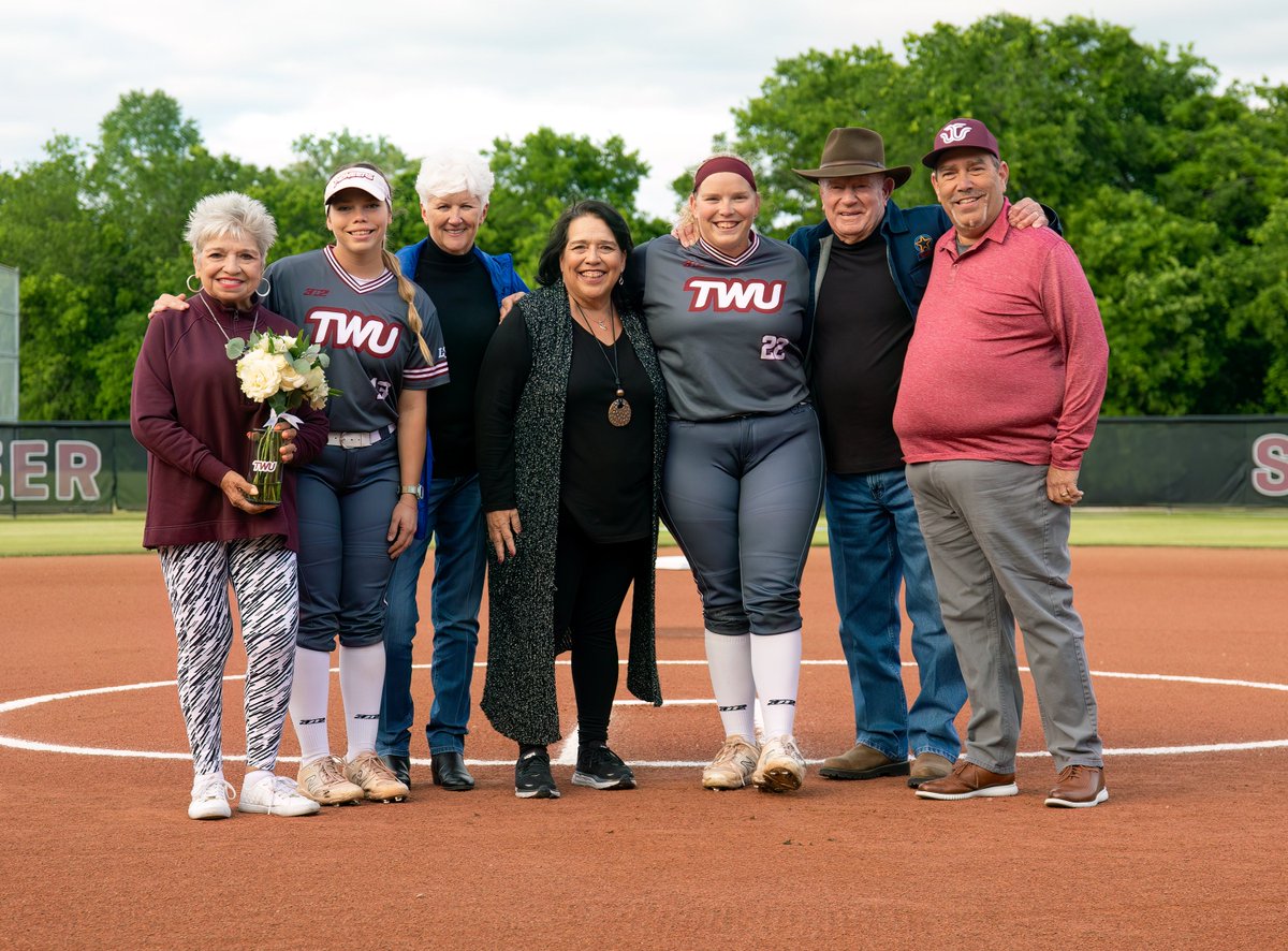 𝕊𝔼ℕ𝕀𝕆ℝ ℕ𝕀𝔾ℍ𝕋 𝔽𝕃𝕀ℂ𝕂𝕊  🥎 📸 

Click here to view the album: twuathletics.com/galleries/soft…

#PioneerProud x #team37 x <a href="/TWUSoftball/">TWU Softball</a>