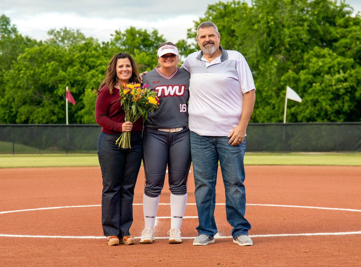 twupioneers's tweet photo. 𝕊𝔼ℕ𝕀𝕆ℝ ℕ𝕀𝔾ℍ𝕋 𝔽𝕃𝕀ℂ𝕂𝕊  🥎 📸 

Click here to view the album: https://t.co/dmSRtbYW95

#PioneerProud x #team37 x @TWUSoftball https://t.co/zoHEJ2amL0