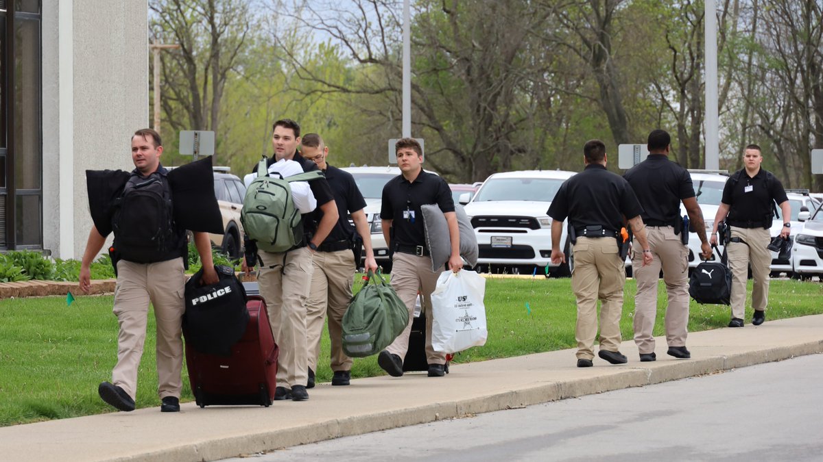 IndianaLawEnfo1's tweet photo. It's May 1st, the first day for Basic Class 230! Students had a few minutes to get a few things from their car this afternoon. 182 students are here for another large class.
#MoveInMonday #ILEABasicClass230 #NewLifeBegins #AlwaysBeTraining https://t.co/L9nBN3ACI6