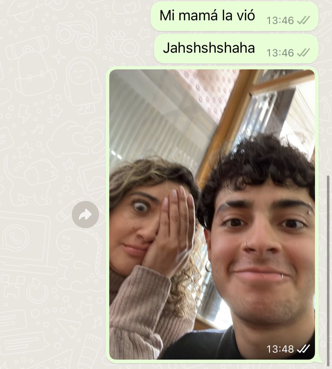 tiagoomz's tweet photo. Mi novia me manda una foto en tanga*

Yo en un restaurante con mi mamá: https://t.co/E68rk5fqL5
