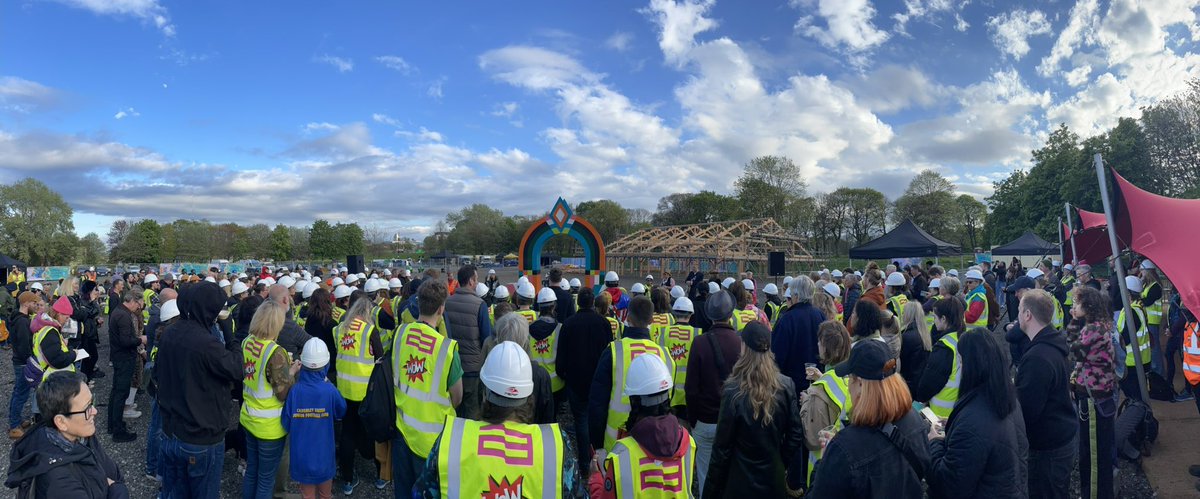 First time anyone has ever done this. 300 women &amp; non-binary people raised a barn in 24 hours
Brilliant metaphor
JudeKelly back in the city, KullyThiarai leading Leeds2023 &amp; the Mayor of West Yorkshire absolutely understanding the transformative  nature of culture 💥💥