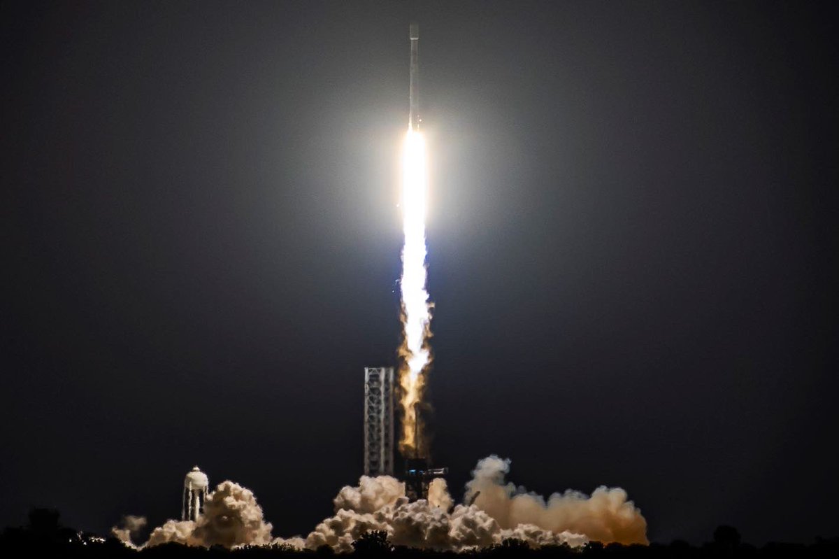nikiawolf's tweet image. Pretty good views of a launch everyone was hoping would finally get off the ground

@SpaceX #spacex #FalconHeavy #falconheavylaunch #rocketlaunch #nikoncreators @NikonUSA