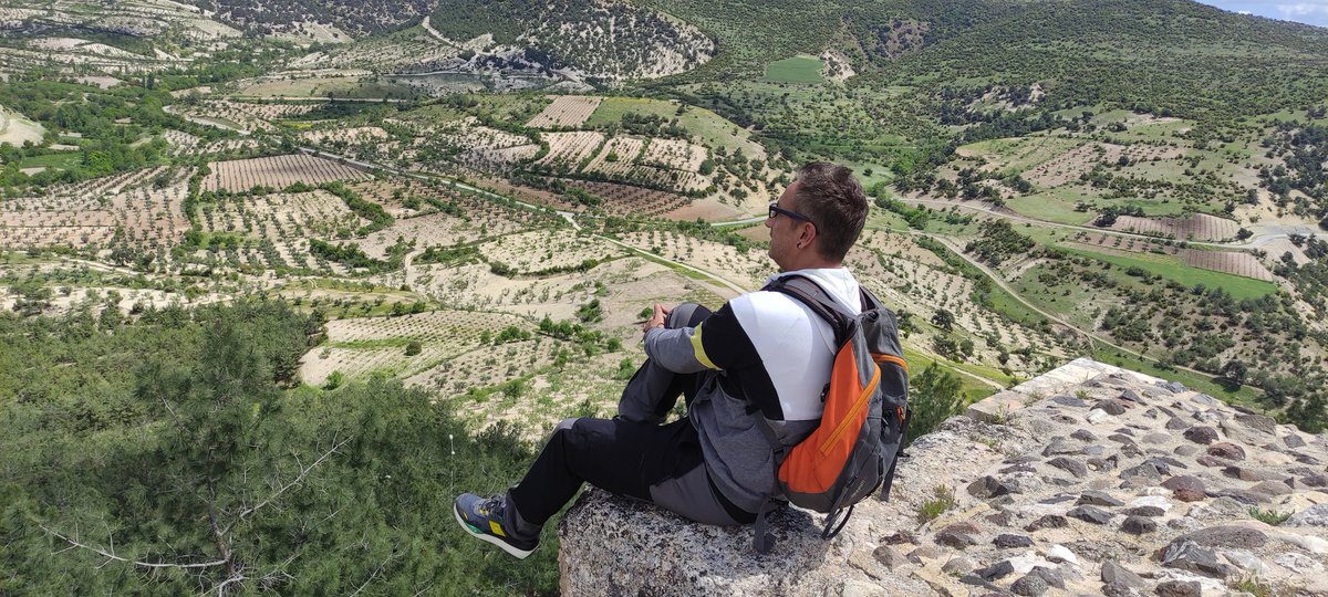 Hangi sokağın çıkmazı gülüşün
Hangi sevdanın demini almış çayı
Sen orda evimdeyim dersin 
Oysa ben burda yalnız içerim sigarayı...