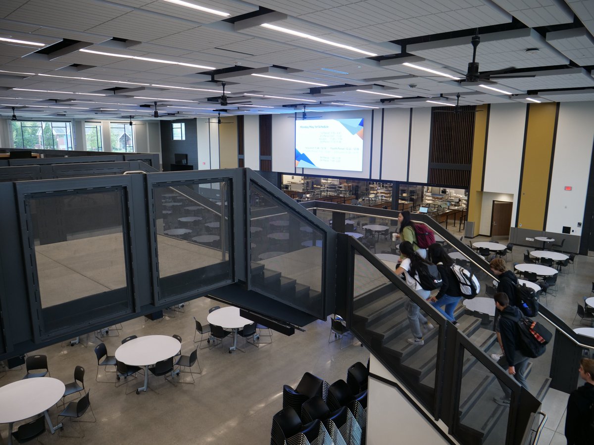 SumnerSchools's tweet photo. Some exciting news today: Students have moved into the brand new Sumner High School Phase 1 Modernization and Expansion Project! This building is complete with a brand new commons, library, kitchen/cafeteria, 18 classrooms and additional restrooms! @SumnerSpartans https://t.co/hGDHqdYhQx