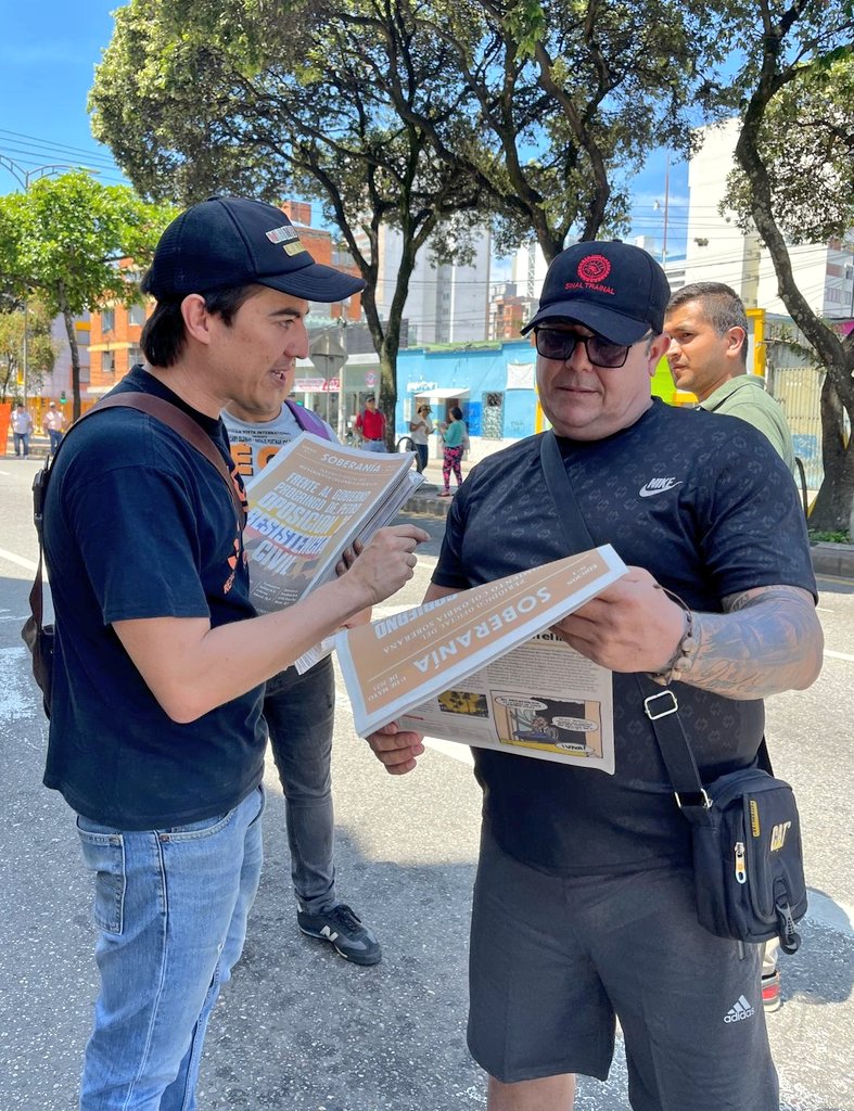 JuanSLopezM's tweet photo. Movimiento #ColombiaSoberana presente en Bucaramanga el #1DeMayo
Dia internacional de la clase trabajadora entregando la 1ra edición del periódico @Soberania_Col y haciendo pedagogía sobre la oposición a las reformas neoliberales del gobierno Petro auspiciadas por FMI y la OCDE. https://t.co/18fibegG7n