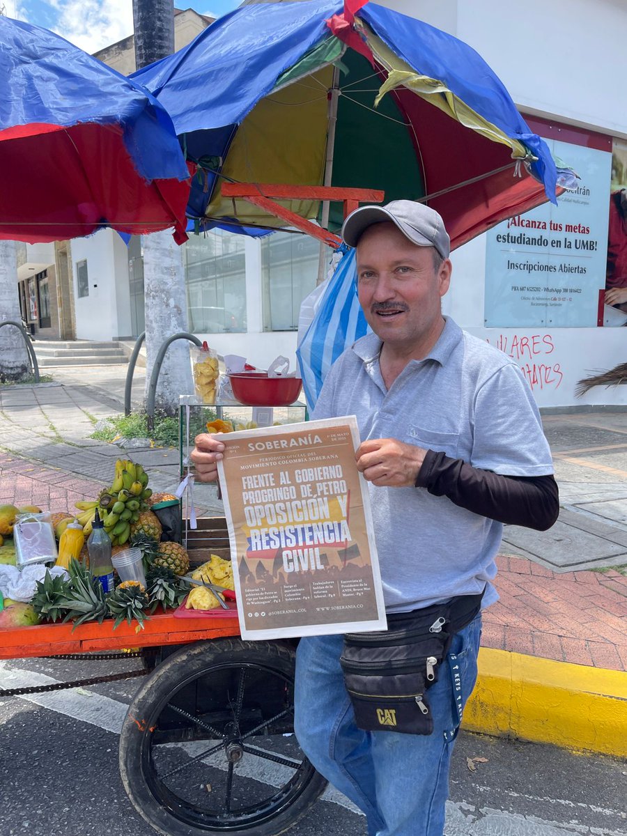 JuanSLopezM's tweet photo. Movimiento #ColombiaSoberana presente en Bucaramanga el #1DeMayo
Dia internacional de la clase trabajadora entregando la 1ra edición del periódico @Soberania_Col y haciendo pedagogía sobre la oposición a las reformas neoliberales del gobierno Petro auspiciadas por FMI y la OCDE. https://t.co/18fibegG7n