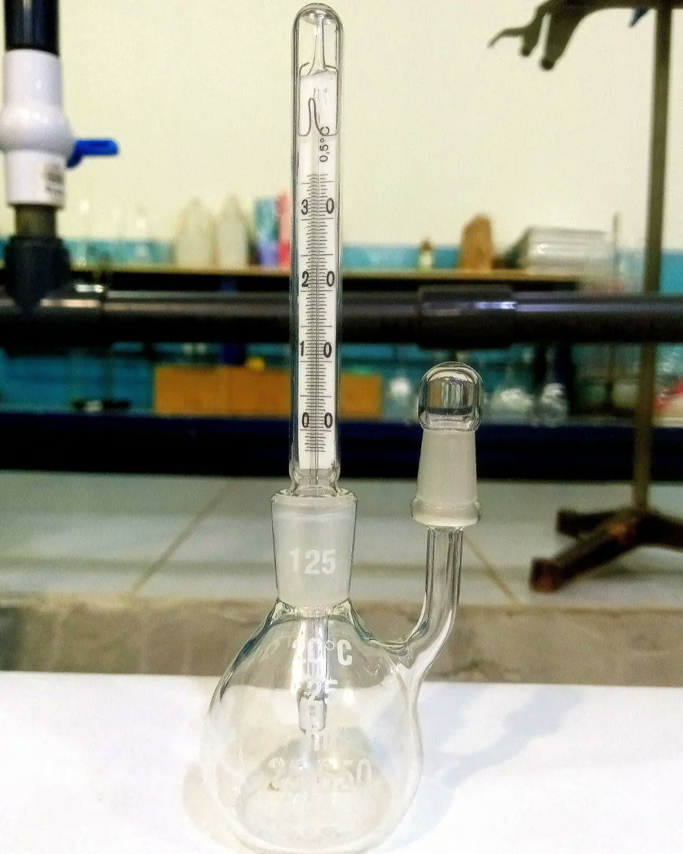 PNFQuimica20's tweet photo. #Picnómetro es un instrumento de medición cuyo volumen es conocido y permite conocer la densidad o peso específico de cualquier líquido mediante gravimetría a una determinada temperatura.
#PNFQuímica #UPTBolívar #MicroClasesDeCastro
#MaterialDeVidrio
#Cristalería https://t.co/n01EeaGZFv