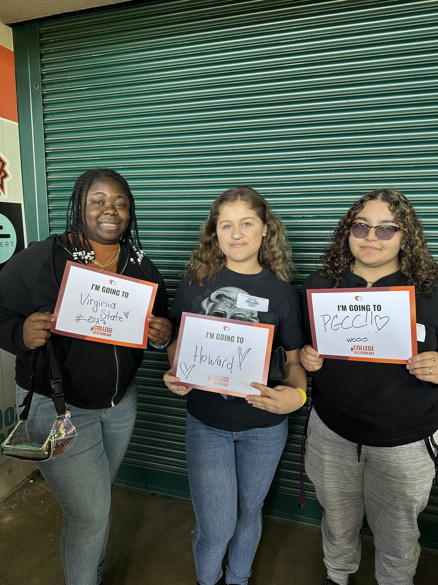 PeerForward's tweet photo. Thank you students for stopping by to rep your colleges!! 💪🔥
#CollegeDecisionDay #seniordecisionday #college #CollegeSigningDay #peerforward https://t.co/4rbwQLPLMk