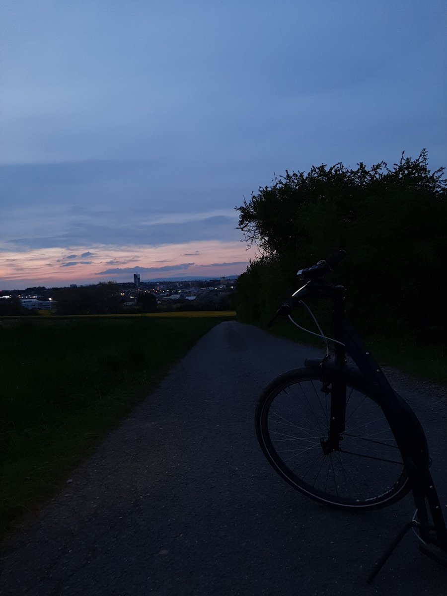 girl_of_less's tweet image. Se mi zas nechtělo domů. Měla jsem po dlouhé době kávu a motory zažehly :)).
Jakmile to má řidítka, tak mě ten běh baví.  A ty domečky? Jednou snad budeme mít podobný &amp;lt;3.
#goodSpeed večerní kolemkomínovka