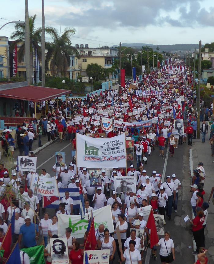 Representantes de todas las generaciones de cubanos expresaron su compromiso con el proyecto socialista de la Revolución en el contexto de las celebraciones por el Día Internacional de los Trabajadores.

#1Mayo🤎
#CubaPorLaVida 🤎 
 #ALaPatriaManosYCorazón🤎