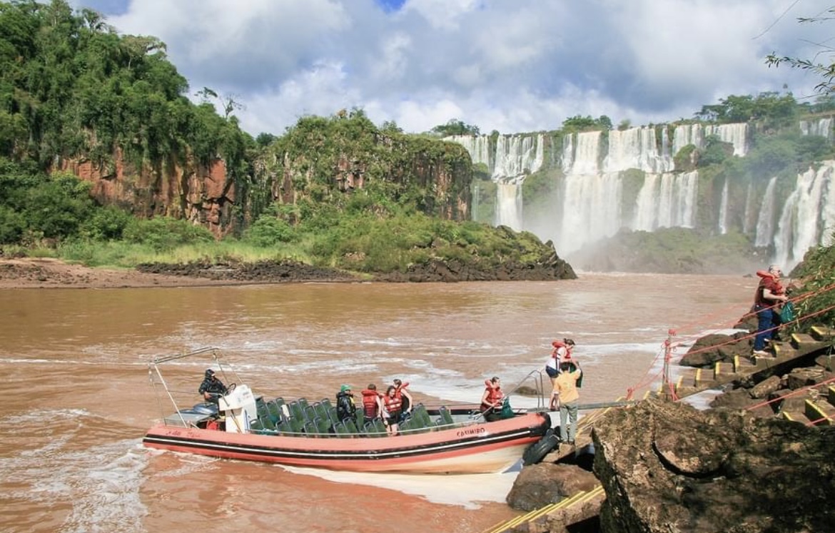 Iguazu Falls are located in the Northeastern tip of Argentina bordering Brazil. So choose your side (Brazil or Argentina) and let's get a plan started. 😉 Dm me today 📥 #braziltravel #cometravelwithme #paradisoadventures #iguazufalls
