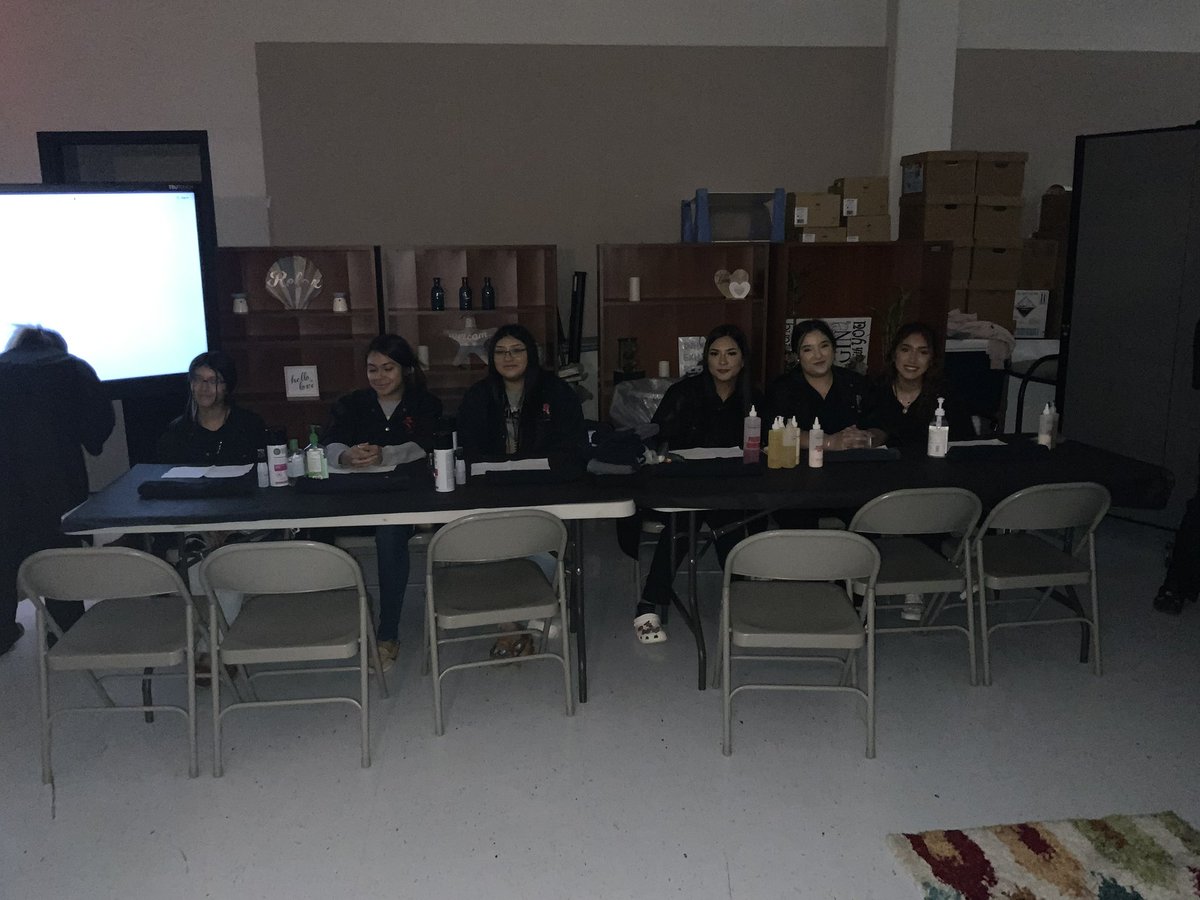 anitaperezABC's tweet photo. Thank you MacArthur High School cosmetology students for pampering GL teachers throughout the day! We enjoyed our Spa Day β€οΈ #MEMCGL @GarciaLeza_AISD #SpaDay #TeacherAppreciationWeek @AldineISD https://t.co/7DhQDUkbhC