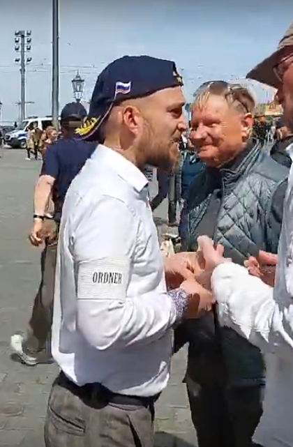 Der Organisator des rechten und verschwörungsideologischen Dresdner 'Montagsprotests' war heute beim Wurst-und-Bier-Fest der AfD am Schlossplatz als Ordner eingesetzt.
 #dd0105