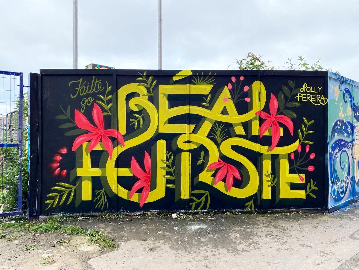 hollypereira81's tweet image. Fáilte go Béal Feirste #HTN23 #HittheNorth #streetartfestival @SeedheadArts #hollypereira #lettering #mural #asgaeilge