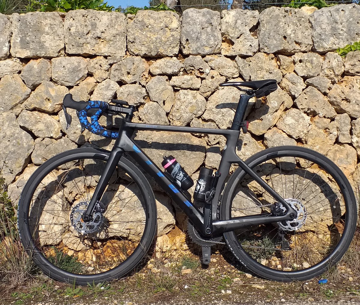 YourBikeHire's tweet photo. Our Vitus ZX-1 EVO di2 disc brake aero race bike. Available to rent now. Size M/L https://t.co/KMRt556DZo 
#vitus #ZX1 #zx1evo #hirebike #rentalbike #yourbikehire #Mallorca #majorca https://t.co/ZtMiJQs83W