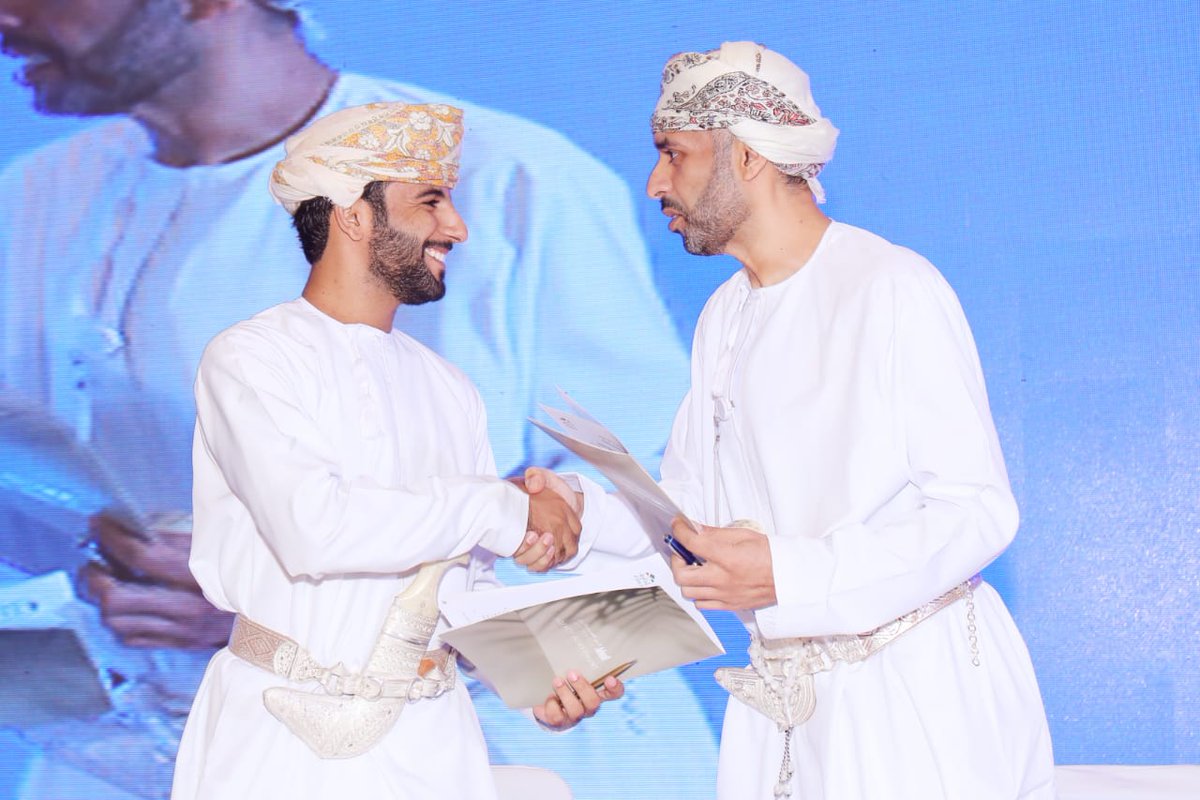 propertyoman's tweet photo. جانب من توقيع الفاضل اسعد بن سعيد  السليمي مدير عام شركة إدارة  العقارية يوقع عدد من الاتفاقيات مع عدة شركات رائدة في التسويق العقاري المحلية والخليجيةخلال إطلاق مشروع #حي_الساحل 
#سلطنة_عمان 
#حي_الساحل 
#hay_alsahil
#عاجل 
#الكوبت 
#صلاله https://t.co/wsaRqXVo5J