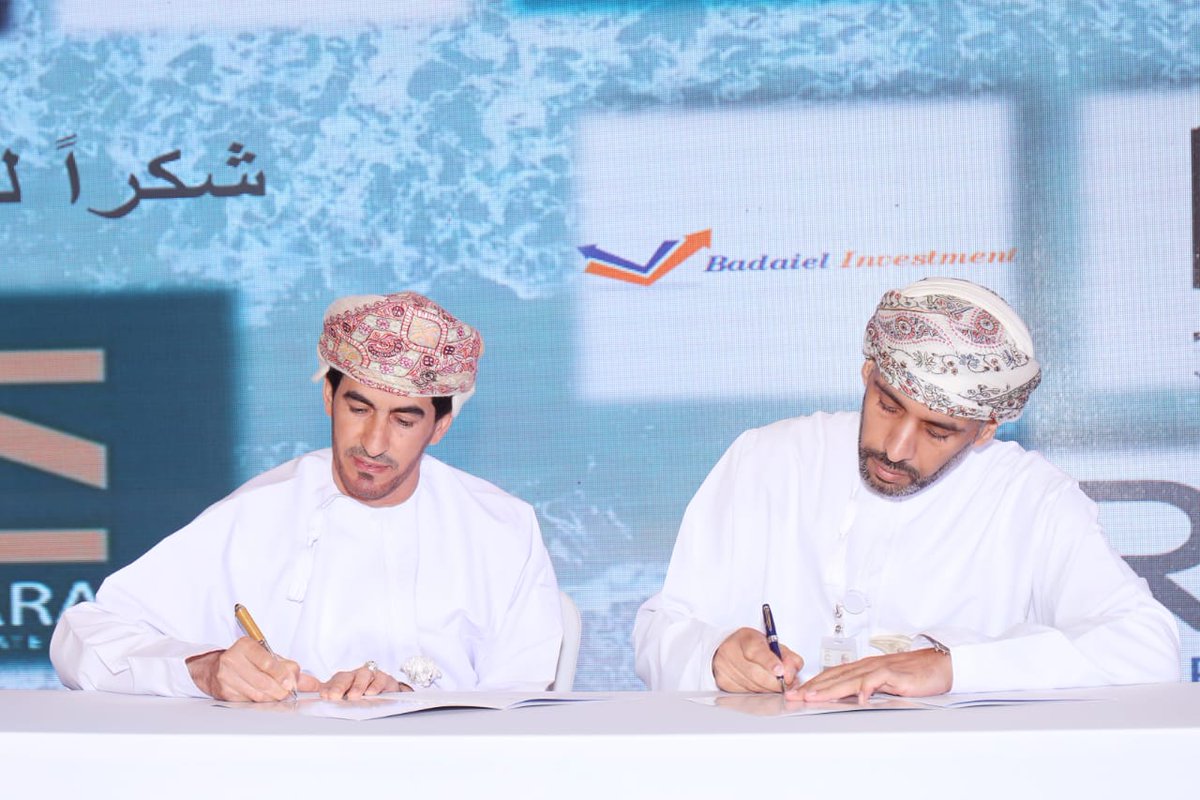 propertyoman's tweet photo. جانب من توقيع الفاضل اسعد بن سعيد  السليمي مدير عام شركة إدارة  العقارية يوقع عدد من الاتفاقيات مع عدة شركات رائدة في التسويق العقاري المحلية والخليجيةخلال إطلاق مشروع #حي_الساحل 
#سلطنة_عمان 
#حي_الساحل 
#hay_alsahil
#عاجل 
#الكوبت 
#صلاله https://t.co/wsaRqXVo5J