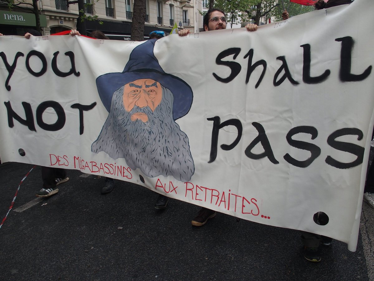 lfb_jules's tweet photo. 🔴Retour en images sur cette journée de mobilisation à #Paris. Un #1erMai sous tensions dans les rues parisiennes, avec de nombreux affrontements notamment aux abords de la place de la #Nation 
#ReformeDesRetraites #Revolution #NonALaReformeDesRetraites 📸⬇️ https://t.co/2BlWRsQmXS
