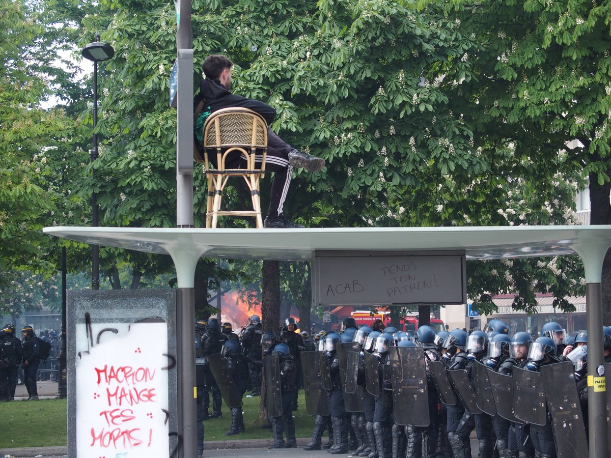 lfb_jules's tweet photo. 🔴Retour en images sur cette journée de mobilisation à #Paris. Un #1erMai sous tensions dans les rues parisiennes, avec de nombreux affrontements notamment aux abords de la place de la #Nation 
#ReformeDesRetraites #Revolution #NonALaReformeDesRetraites 📸⬇️ https://t.co/2BlWRsQmXS
