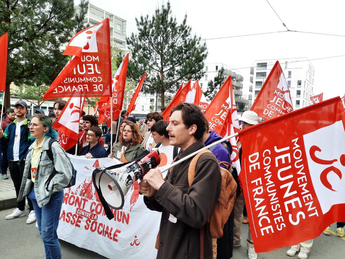 MJCF35's tweet photo. A l’appel de l’intersyndicale, le MJCF35 était présent ce matin à la manifestation Rennaise du 1er mai, qui partait de la place du Gast, pour aller au parc des Gayeulles. 🔴🪧 https://t.co/sxY7kQlFgY