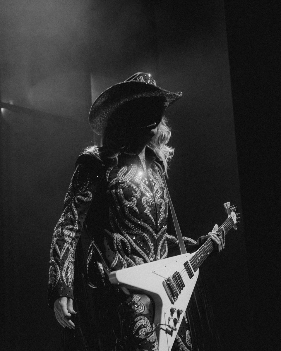 tokiohotel's tweet photo. Thanks London! We couldn’t have imagined a better start of the tour! ❤️Brussels? Better be ready - we can't wait to party with you guys tomorrow! 🔥 #BTWLondon #BeyondTheWorldTour2023 #TokioHotel 
Pics by Leon Schlesselmann https://t.co/SZu05uV5il