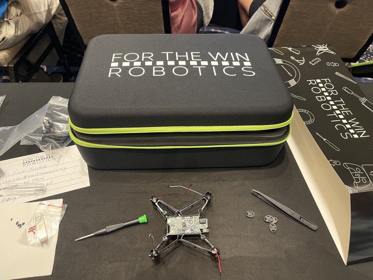 stem_mi's tweet image. ⁦@STEMecosystems⁩ building a “For The Win Robotics” drone. #mistem #mistemregion2 #BuildCodeFly