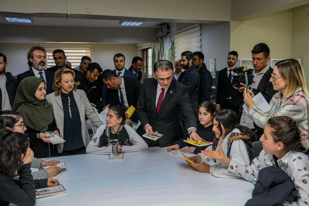 KTBKYGM's tweet photo. EDREMİT İLÇE HALK KÜTÜPHANESİ yeni binasında en güncel kütüphanecilik hizmeti donatıları ve muhteşem manzarası ile ilçe halkına hizmet vermeye başladı. 
🌟100.Yıl 100 Kütüphane🌟 https://t.co/mkLPVWjTl4