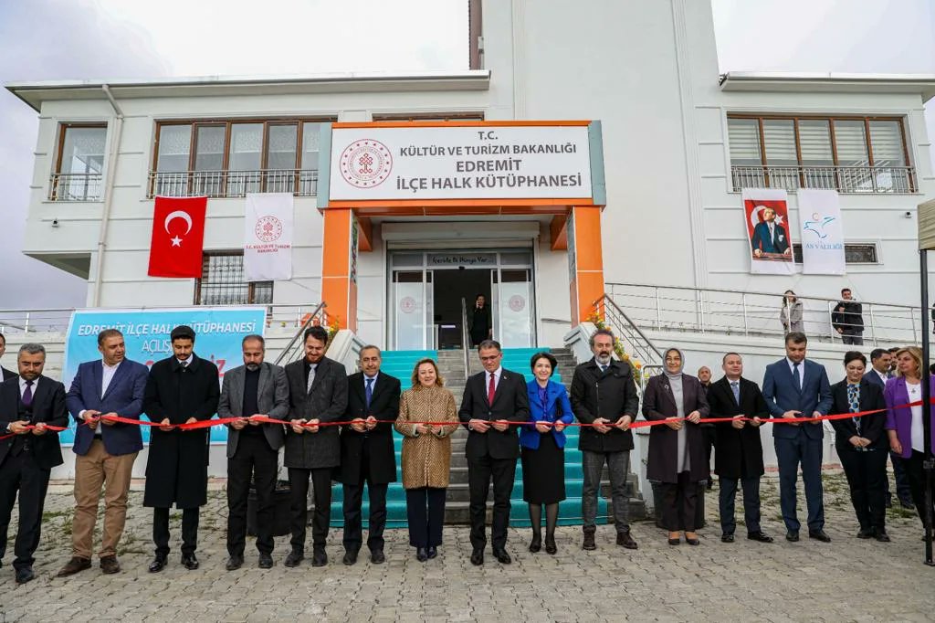KTBKYGM's tweet photo. EDREMİT İLÇE HALK KÜTÜPHANESİ yeni binasında en güncel kütüphanecilik hizmeti donatıları ve muhteşem manzarası ile ilçe halkına hizmet vermeye başladı. 
🌟100.Yıl 100 Kütüphane🌟 https://t.co/mkLPVWjTl4