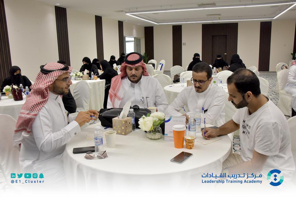 EhcLta's tweet photo. #يحدث_الان استئناف الورش التدريبية المقدمه الى قيادات الشبكات الصحية و الادارة التنفيذية للشئون المالية بالتجمع ضمن برنامج حقيبة المهارات القيادية.
 #مركز_تدريب_القيادات   
#تجمع_الشرقيه_الصحي ،
#صحة #قيادة #ادارة https://t.co/SJ5voUUfo5