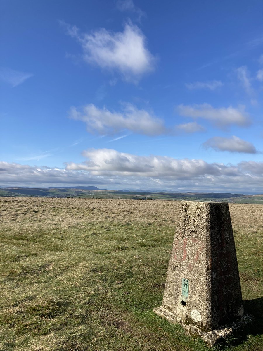funnypenny's tweet photo. Nice views of Pendle and Holcombe Hills. New Trigpoint bagged. Perfect ๐ฅพ weather ๐ #CowpeHill #Trigpoint #RossendaleRoundTheHills #RossendaleWay #WestPennineMoors https://t.co/1chZgXvbHN