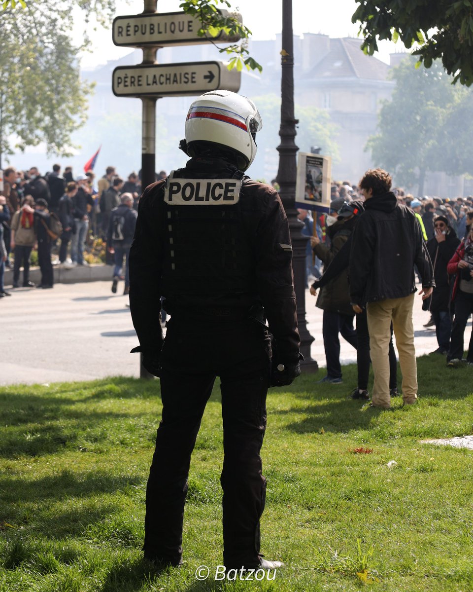 Batzou's tweet photo. Retour en images sur mon PDV de la manif du #1erMai2023 à #Paris.
Photos prisent sur la place de la nation en tête de cortège. https://t.co/x7PSOxDgKl