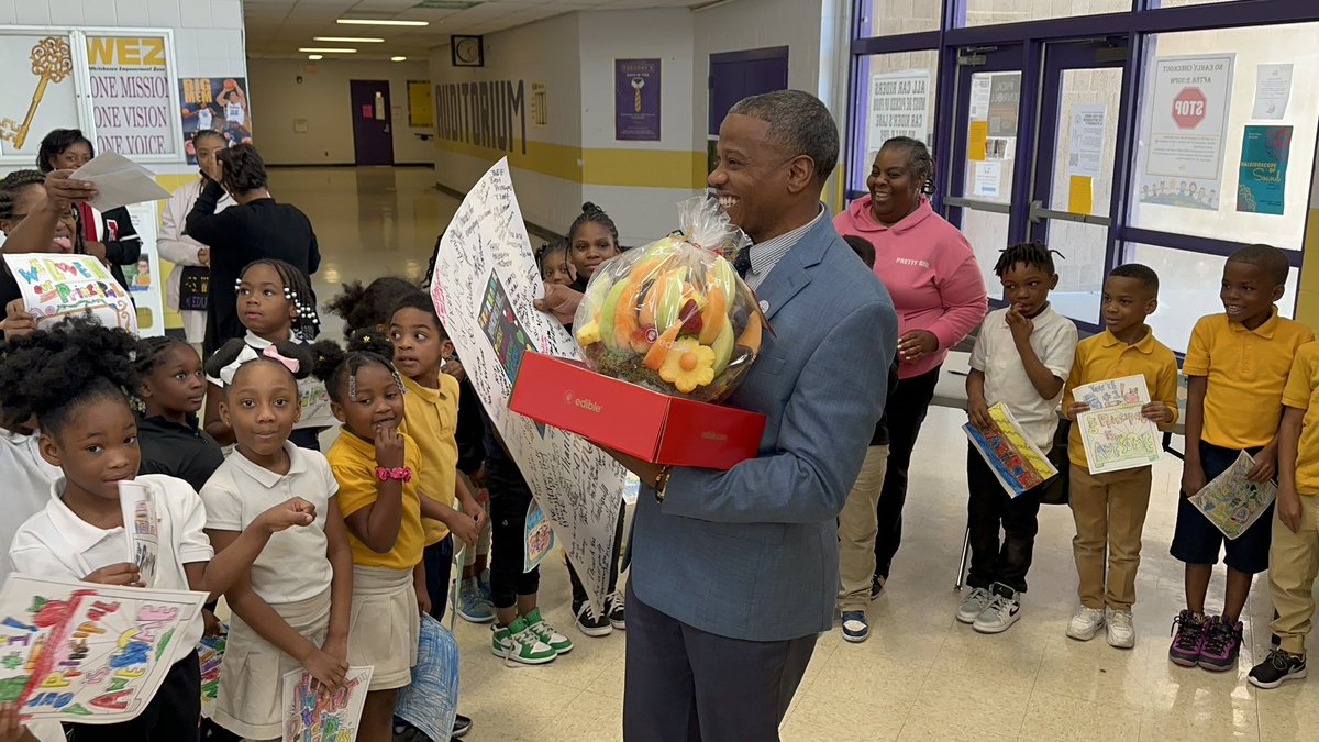 GeeterSchool's tweet image. We have the best Principal in the 🌎  Mr. Martin you are the best thing to happen to Geeter K8! Thank you for your life’s dedication to our students! #PrincipalsAppreciationDay