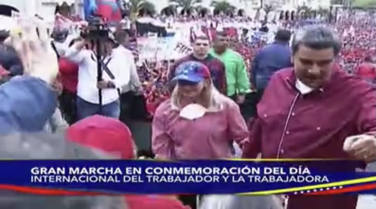 #Ahora | El Pdte. de la República, <a href="/NicolasMaduro/">Nicolás Maduro</a> recibe en la Plaza O’Leary, en Caracas, al pueblo que marchó hoy #1May para conmemorar el Día Internacional de las Trabajadoras y Trabajadores. 

#1May
#TrabajoYPatria