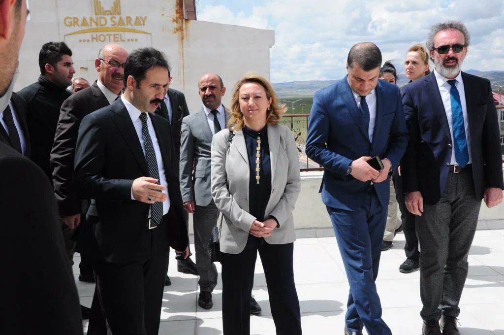 KTBKYGM's tweet photo. Saray Belediyesi tarafından inşa edilerek Bakanlığımıza devredilen Saray İlçe Halk Kütüphanesi’nde tefrişat çalışmaları Bakanlığımızca tamamlandı.

Açılış çalışmaları devam eden Kütüphanemiz, Bakan Yardımcımız  Özgül Özkan Yavuz  tarafından ziyaret edildi. https://t.co/7KAioFjhIj