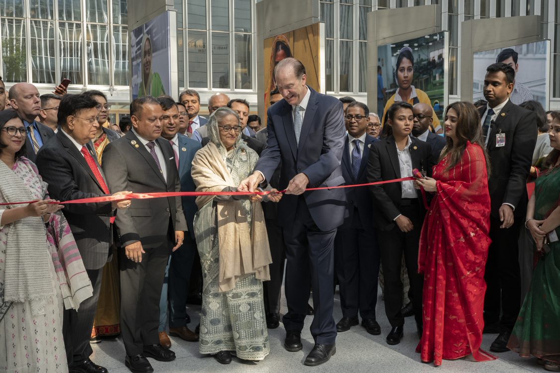 DavidRMalpass's tweet photo. Pleased to celebrate 50th anniversary of @WorldBank Group's partnership with Bangladesh, with PM Hasina.

Many countries can learn from Bangladesh’s innovative approaches to reducing poverty, empowering women, and adapting to climate change.

My remarks: https://t.co/BwrRzQ9wKT https://t.co/NrQkzTIAqh
