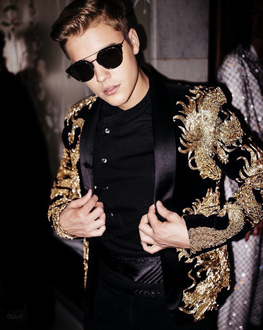 ibeliebersmx's tweet photo. 📝|La revista @BritishGQ nombró el outfit de Justin Bieber de la Met Gala 2015 como uno de los looks masculinos más memorables en la historia de #MetGala. https://t.co/pwiota5F9M