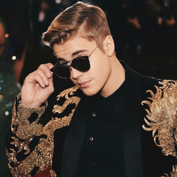 ibeliebersmx's tweet photo. 📝|La revista @BritishGQ nombró el outfit de Justin Bieber de la Met Gala 2015 como uno de los looks masculinos más memorables en la historia de #MetGala. https://t.co/pwiota5F9M