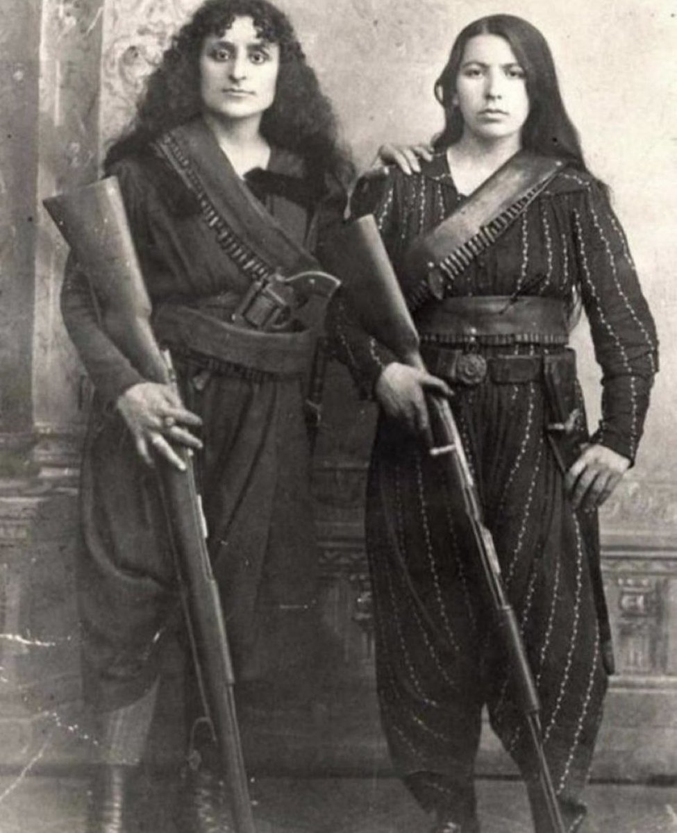 Sene 1895.
Osmanlıyı istikrarsızlaştırmak ve sonrasında çökertmek için Emperyalistler tarafından piyon olarak kullanılan, silahlandırılmış ve algı için fotografları çekilmiş Ermeni kadınları.
Sanki YPG/PKK terör örgütünün kadınları ve Karabağ Savaşı üzerinden bugünleri anlatır