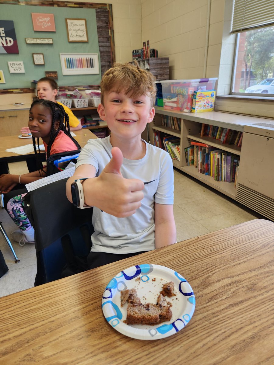 LayhewMrs's tweet photo. Found out last week, many of my students have never had zucchini bread. @dpatterson141 (my mom) to the rescue! She made 4 loaves with chocolate chips for these kiddos! They were so excited. Thanks mom! 💙 https://t.co/2kEvanwDI6