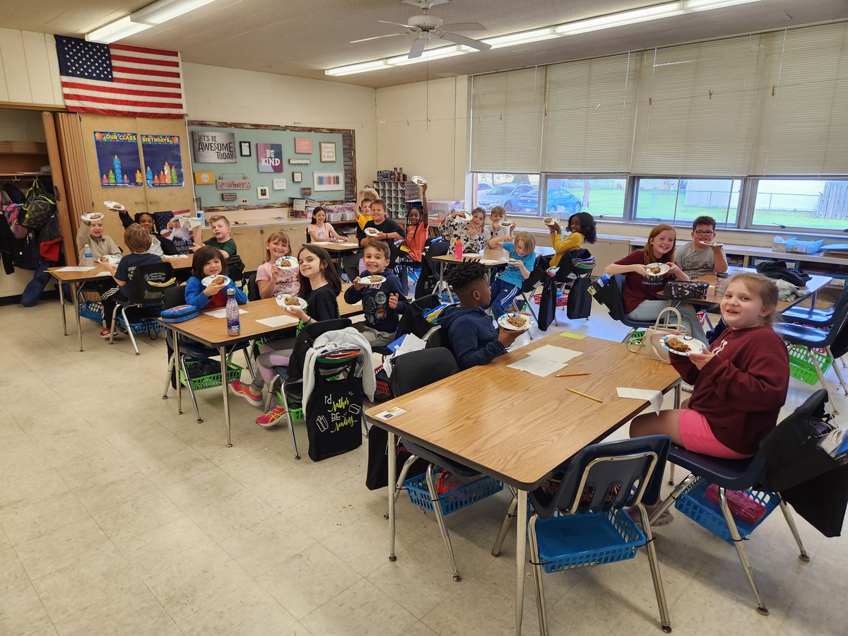 LayhewMrs's tweet photo. Found out last week, many of my students have never had zucchini bread. @dpatterson141 (my mom) to the rescue! She made 4 loaves with chocolate chips for these kiddos! They were so excited. Thanks mom! 💙 https://t.co/2kEvanwDI6