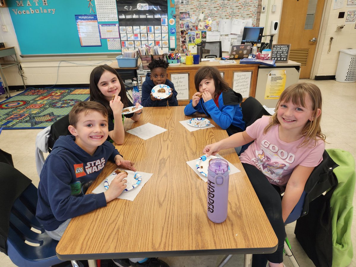 LayhewMrs's tweet photo. Found out last week, many of my students have never had zucchini bread. @dpatterson141 (my mom) to the rescue! She made 4 loaves with chocolate chips for these kiddos! They were so excited. Thanks mom! 💙 https://t.co/2kEvanwDI6