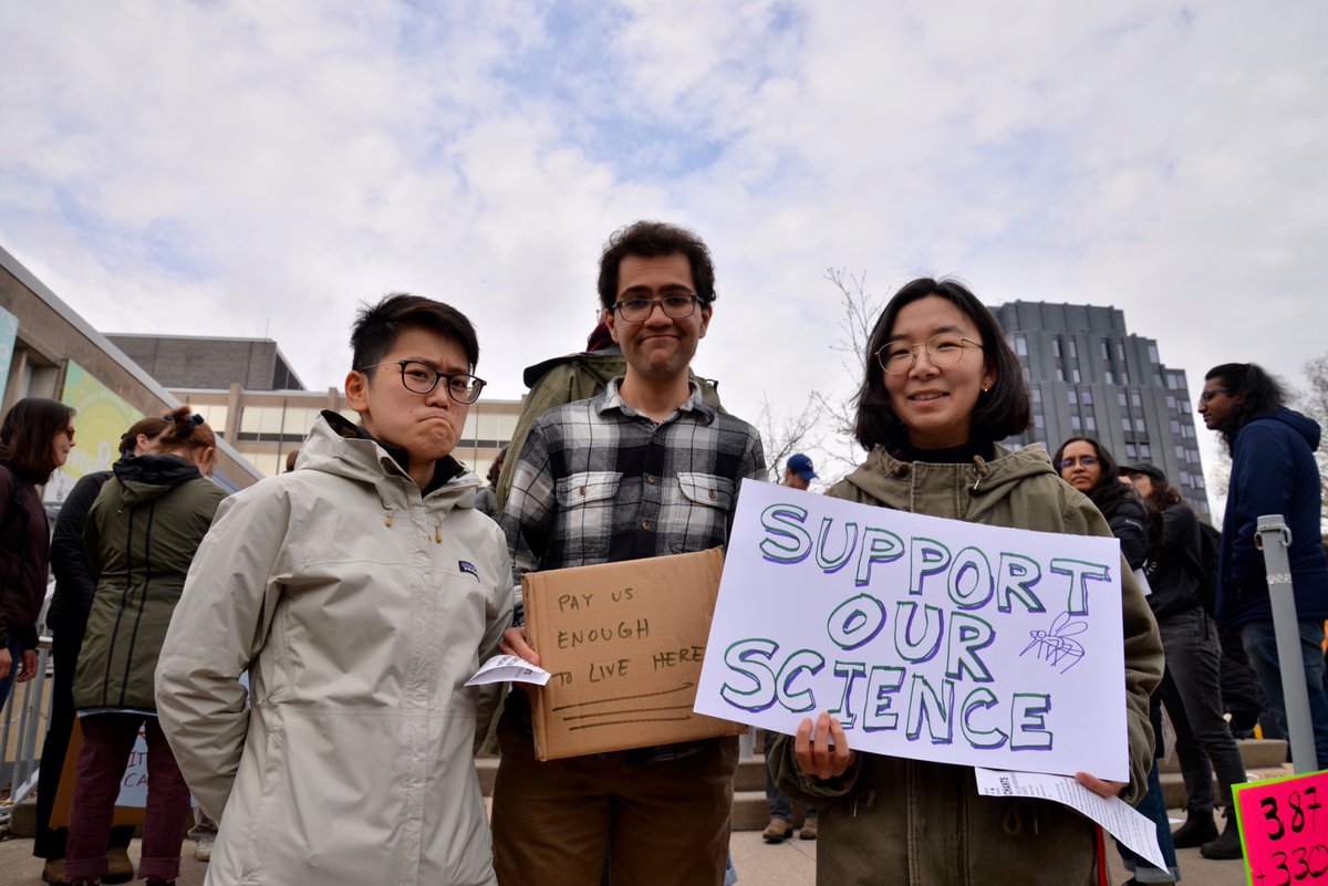 imengyuan's tweet photo. Members of @eebtoronto march for our science, demanding livable wages for our grad students #SupportOurScience https://t.co/3zQ3PpwXpM