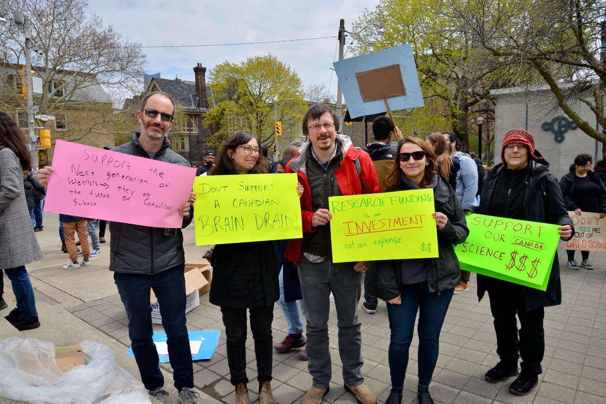 imengyuan's tweet photo. Members of @eebtoronto march for our science, demanding livable wages for our grad students #SupportOurScience https://t.co/3zQ3PpwXpM