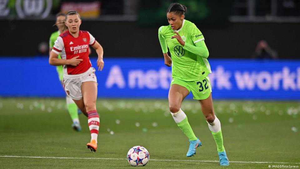 2018 - Spilar með Keflavik í 1.deild
2019 - Spilar með Keflavík í efstu deild
2020 - Spilar með Breiðablik í efstu deild
2021 - Lánuð til Kristianstad frá Wolfsburg
2022 - Aftur til Wolfsburg
2023 - Kominn í úrslitaleik Champions League

Frá 1.deild í CL finals. #fotboltinet