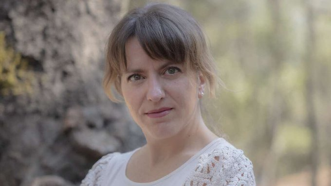 AidaBSanchez's tweet photo. "Un dolor que lo une todo, el dolor de la soledad".
'#IslaPartida', de #DanielaTarazona: la escritura de un lúcido delirio @AnnaMIglesia @ElPeriodico_Esp https://t.co/bTJn8GSvJS https://t.co/A1RzGEHaIw
