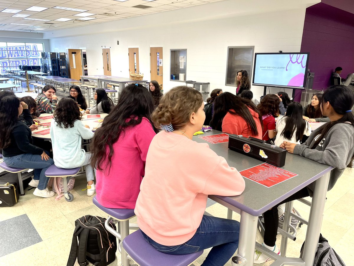 RedtpWku's tweet photo. Mrs. @juliemrivas visited @BGJHS to talk to young girls about the power of collaboration. It was a lot of fun! https://t.co/1GdPCVOBty