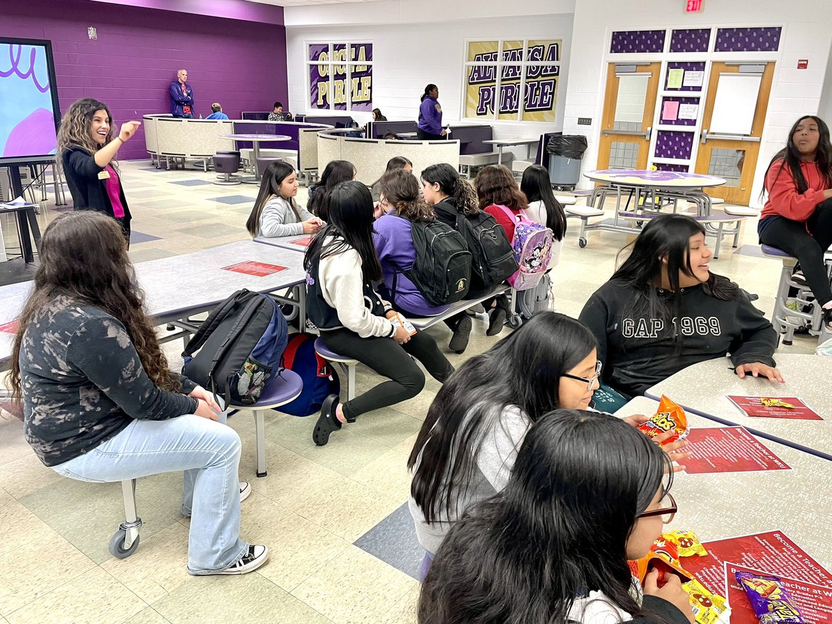 RedtpWku's tweet photo. Mrs. @juliemrivas visited @BGJHS to talk to young girls about the power of collaboration. It was a lot of fun! https://t.co/1GdPCVOBty
