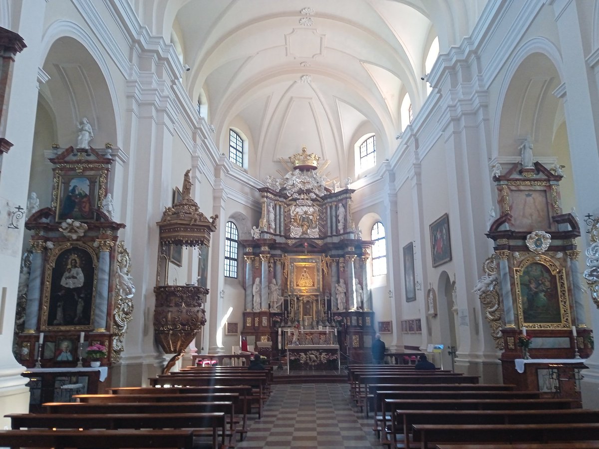 budzynskiradek's tweet photo. Będąc w Trokach, oprócz zjedzenia kibina, zobaczenia rekonstrukcji zamku i zabaw wodnych, warto zajrzeć do tamtejszego kościoła. Wizerunek MB Trockiej jest związany z obrazem MB w Agłonie w Łatgalii. Jedna z bocznych kaplic to kaplica grobowa Römerów #Troki #Trakai https://t.co/ZifnNCE9xW