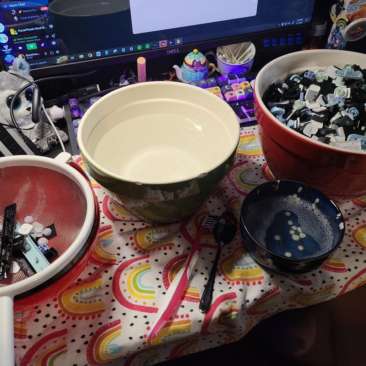 DokiMakesStuff's tweet photo. Its not always cool jewlery and glamour over here. I gotta do a lot of prep to get things ready. Im currently washing keycaps from recycled keyboards ive got a lot of scrubbing to do, so back to it! https://t.co/wxxSGj7Jgs